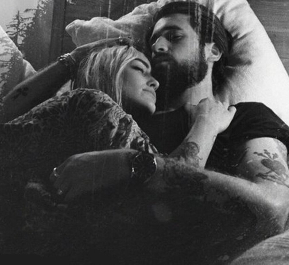 Брак трещал по швам, я нашёл себе любовницу. Но неожиданно всё пошло не так.Я решил изменить жене. Наш брак как раз переживал не лучшие времена. Бытовуха, дети, разногласия. Ну, а тут новая сотрудница. Молодая, красивая, не замужем. Начал за ней ухаживать, дарил цветы, водил по ресторанам. Жене говорил, что задерживаюсь на работе, езжу по делам, ну, и прочие отмазки.И вот, наконец, моя коллега пригласила к себе домой. Запланировали на субботу у нее дома, до этого она к себе не звала. Домой вернулся счастливым, радуясь победе. Гормоны бушевали, бабочки в животе громко шелестели крыльями, а мозг был в полнейшей отключке.Дома меня встретила уставшая жена, дети уже спали. Скрывать что-то от женщин невозможно, читают по лицу, как профессиональные физиогномисты. Поэтому и моя Марина сразу заметила, что я доволен, словно кот, объевшийся сметаны. Но говорить она ничего не стала, а просто разогрела ужин. Затем сказала, что с ног валится, поэтому посуду потом помоет и ушла в комнату.После ужина и душа я зашел в спальню и вижу такую картину: Марина спит на кровати, не раздевшись, даже волосы не расплела. Видимо, так устала, что просто сил на это не было. А рядом на столике лежит наш старый альбом с фотографиями. Мне от предвкушения завтрашнего свидания все равно не спалось, поэтому начал просматривать альбом.Листаю я фотки, а там… моя жена во времена, когда мы только встречались. Красивая, свежая… И моя довольная морда рядом с ней, счастье так и льется с фотографий. И тут я вспомнил, как был в нее влюблен, как ухаживал, добивался, ночами спать не мог! Буря чувств нахлынула, даже в глазах защипало.Долго я ворочался в ту ночь, думал о супруге, о моей новой зазнобе, о семье, детях, наших проблемах, быте. Много, о чем думал. Так хотелось, чтобы опять рядом со мной была та прежняя Марина. И, наконец, меня осенило! Ведь мне ничто не мешает начать ухаживать за женой, как раньше. Водить в кафе ее, а не девчонку с работы. Баловать сюрпризами, говорить комплименты.В общем, несмотря на то, что было 5 утра, я позвонил своей матери и договорился, что на выходные она забирает детей к себе. Затем сбегал в круглосуточный цветочный магазин и купил шикарный букет. Перед тем, как Марина просунулась, а встает она рано, я успел приготовить ей завтрак и принес его в постель.Жена удивилась, но была безумно рада вниманию. А я любовался ее растрепанными волосами и заспанным лицом. Ну, а с букетом она чуть ли не плясала по комнате.. в таком восторге была!Девчонке с работы я дал отбой, хоть и сложно было на это решиться. Но зато такое облегчение почувствовал! Не нужно теперь прятаться, врать жене, семью деньгами обделять. В тот же день отправил супругу в салон красоты, а вечером мы ужинали в ее любимом ресторане. На следующий день кино, прогулки, настоящее свидание как много лет назад.В общем, за эти два дня моя Марина сказочно преобразилась, снова стала той озорной девчонкой, в которую я когда-то влюбился. Теперь я стараюсь уделять ей и семье больше внимания и получаю такую отдачу, какую ни с одной любовницей получить не удастся. Она просто расцвела! И стала дарить любовь в двойном размере!Так вот, мужики, что хочу сказать. Я на своем опыте убедился, что женщина – это отражение своего мужчины. Будет она счастлива, будете счастливы и вы. Не верите? Проверьте!