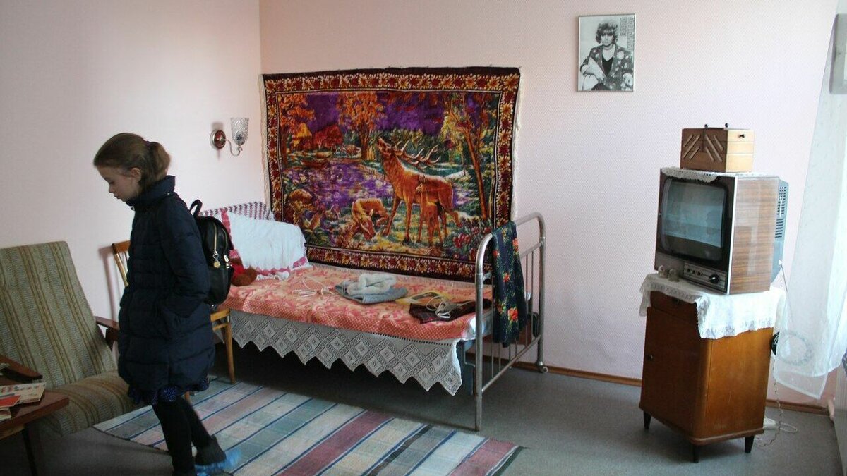     Более 600 беженцев из Херсонской области находятся в Кабардино-Балкарии. Их расселили в санаториях Нальчика. Бежавшие от боевых действий рассказали корреспонденту NewsTracker об отношении к русскому языку на Украине, лишении пособий и обстрелах автобусов с беженцами.