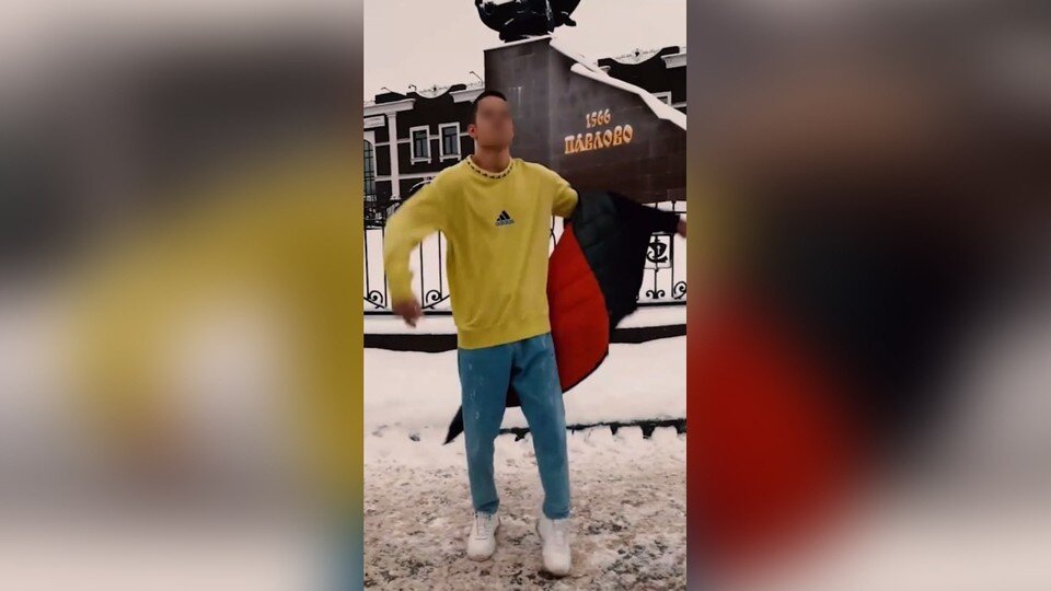     Молодой человек разделся догола у памятника Павлу Перевозчику.  принтскрин видео.