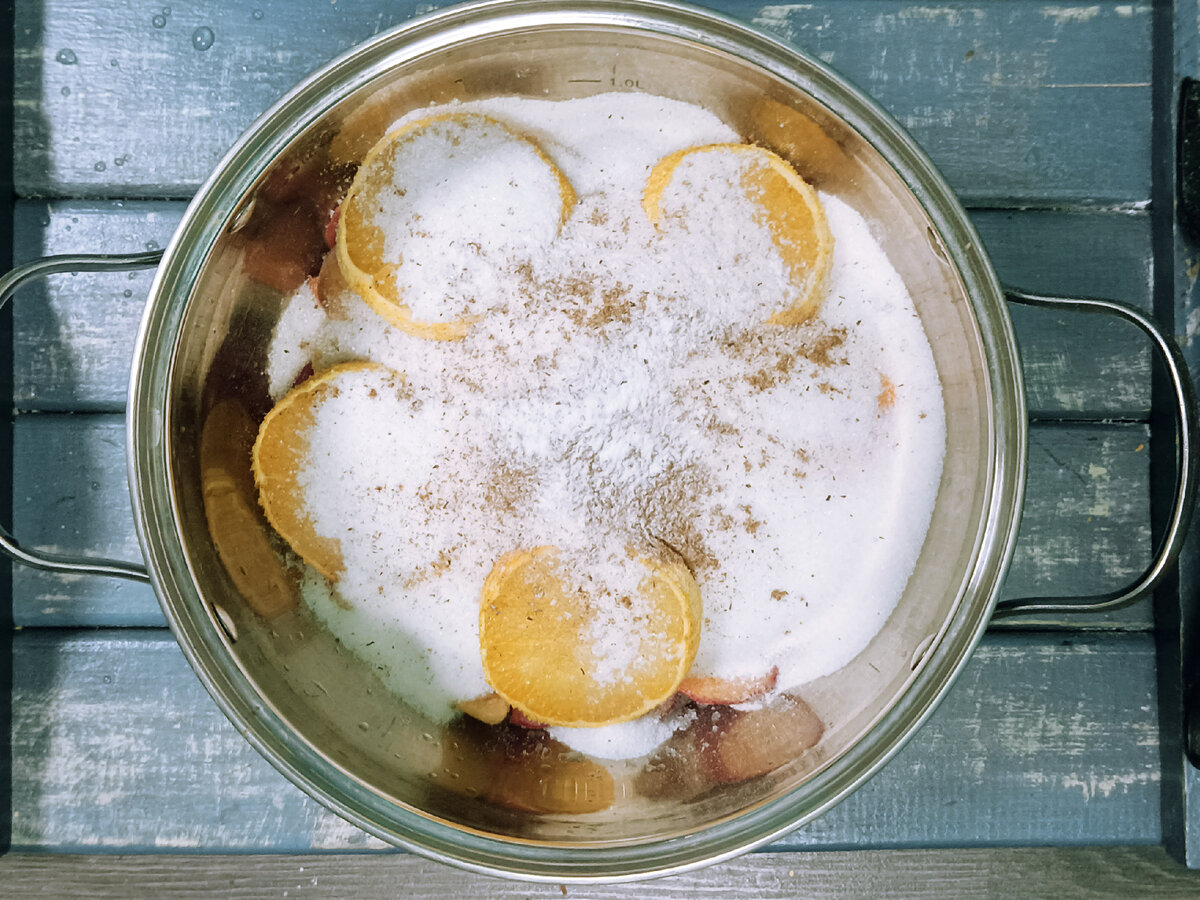 Оставляем ранетки и апельсин пустить сок