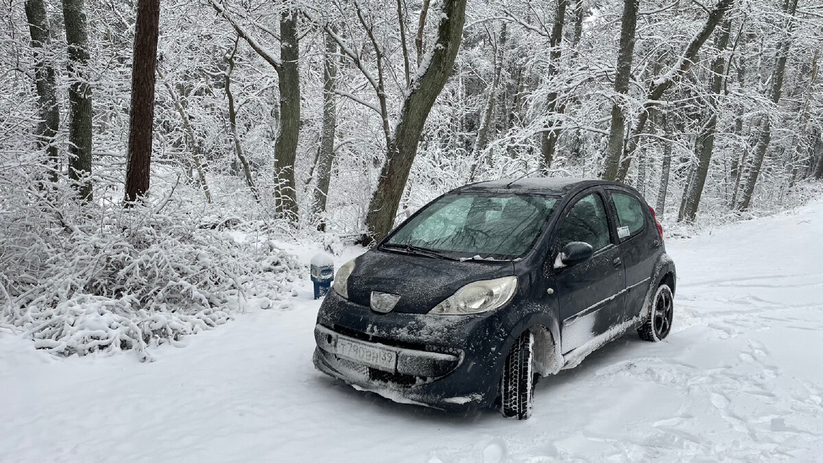 Обожаю в Калининграде снимать маленькие авто, чем меньше тем лучше! Плюсы в парковке в городе, где ее в центре с трудом найти, а вот на такой малютке, в самый раз! Дадим ей имя «Анчоус»