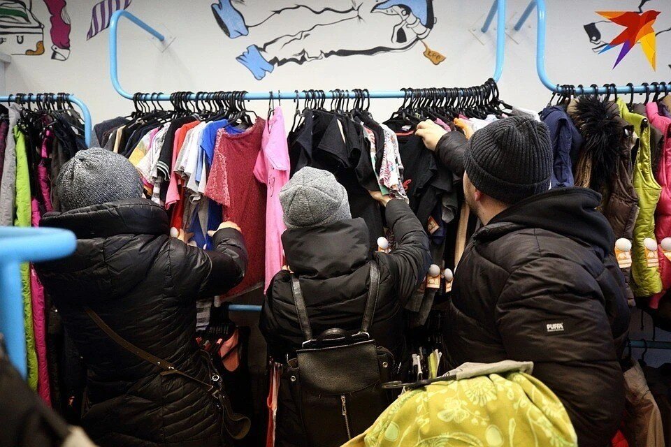     В день завоза в "секонда хендах" посетители расхватывают в первую очередь брендовые вещи. Святослав ЗОРКИЙ
