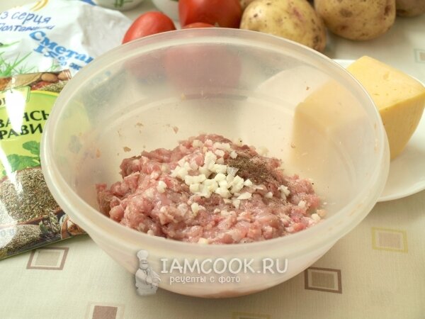 Почистить картофель и нарезать его тонкими кружочками. К картофелю добавить соль и перец, а также прованские травы или другие по вкусу. Добавить в картошку 2 ст.л. сметаны. Все ингредиенты перемешать. 
