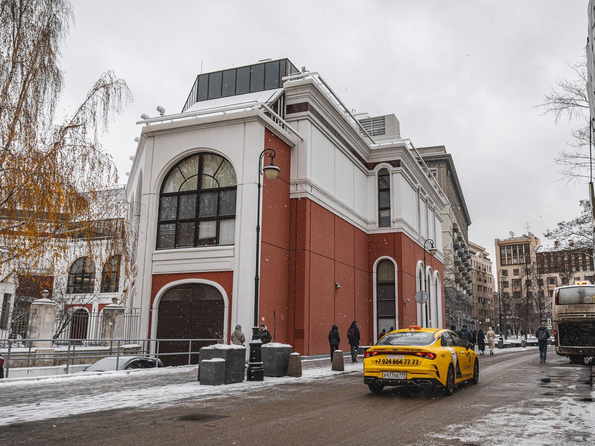 Видите бокс на крыше? А он там есть :) Ниже покажем поближе