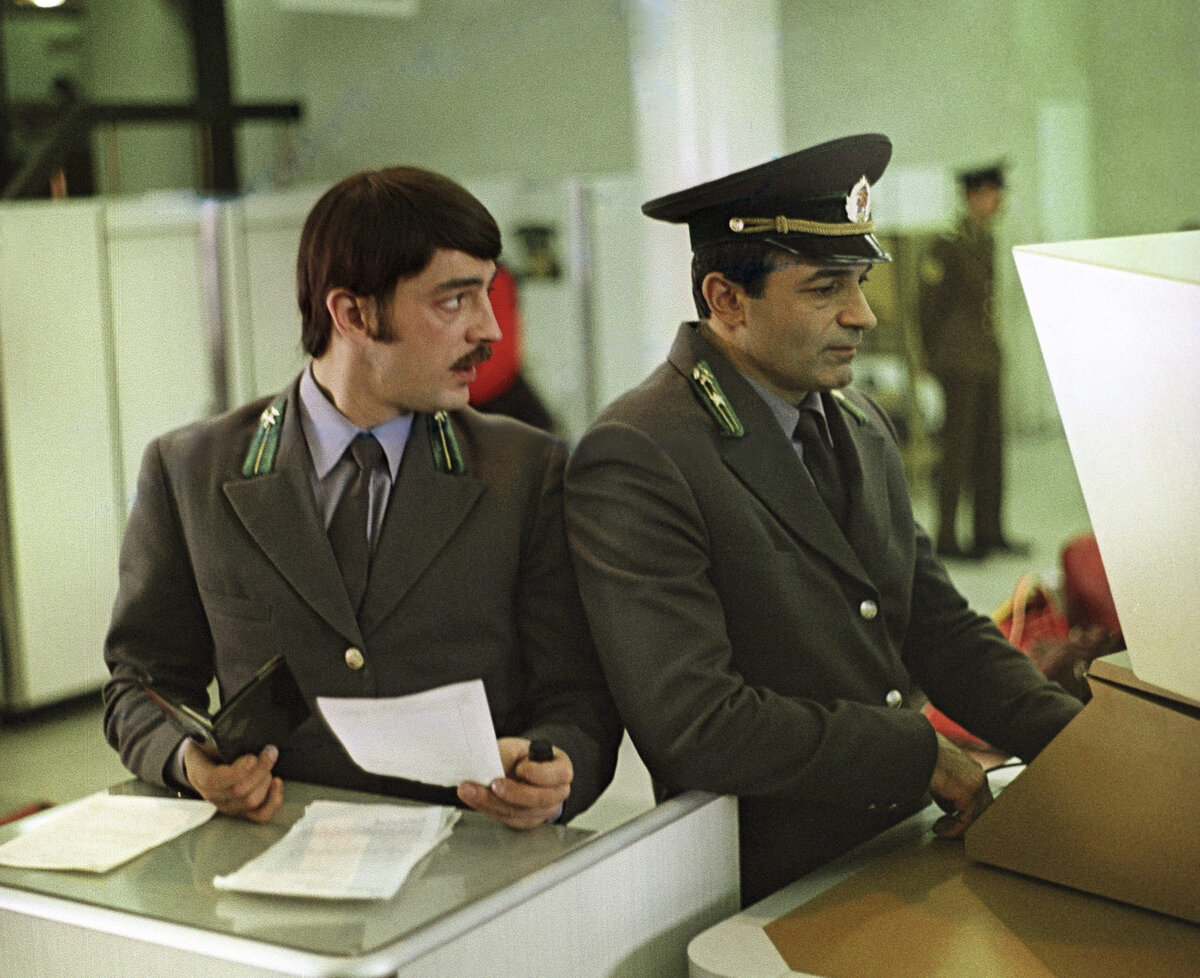 Таможня фильм 1982. Таможня СССР 1982. Фильм таможня Боярский. Советская таможня.