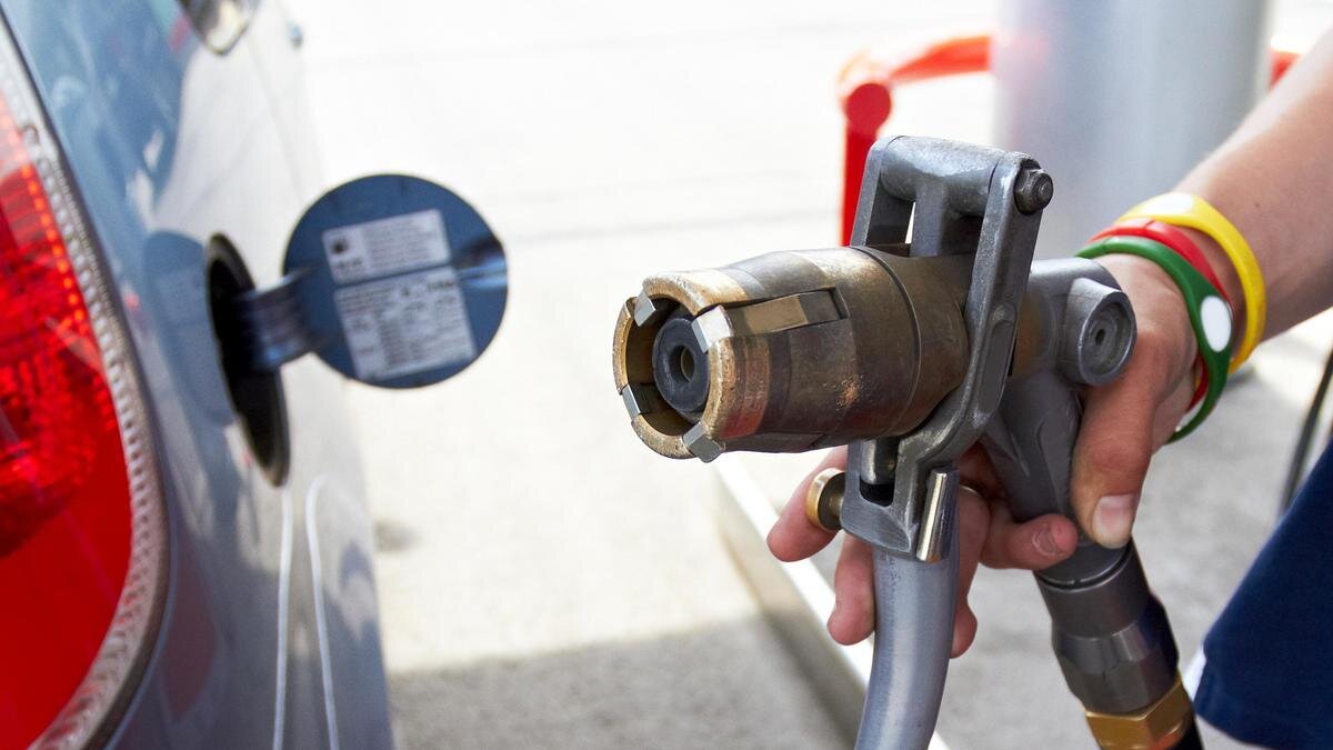    Мужчина заправляет машину автогазом:pierrephoto/Getty Images
