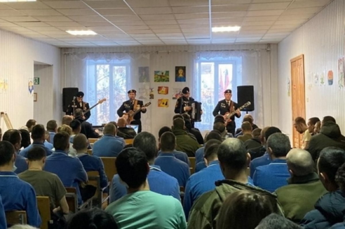    Для военнослужащих в госпитале Екатеринбурга выступили «Черные береты»