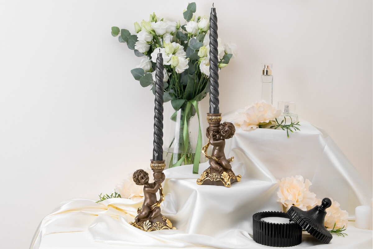 Свечи в эстетичных подсвечниках - лучшее дополнение к расслабляющему предновогоднему вечеру