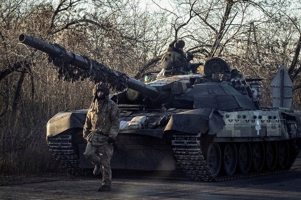     Украинские военнослужащие отказываются выполнять приказы командиров. Об этом первому каналу заявил офицер народной милиции Луганской народной республики Андрей Марочко.  REUTERS