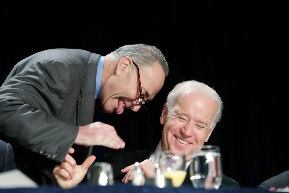 Сенатор. Чак Шумер и Джо Байден смеются во время Национального молитвенного завтрака в отеле Washington Hilton 7 февраля 2013 года в Вашингтоне.