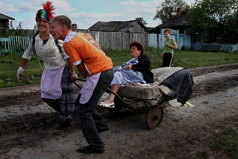 В грязи их вывалили, а потом катали всех желающих, грязи в деревне всегда хватает. (фото из открытых источников)