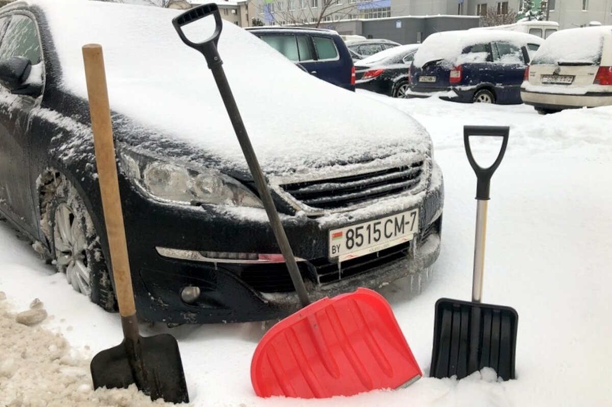 Лопата зимой в машине