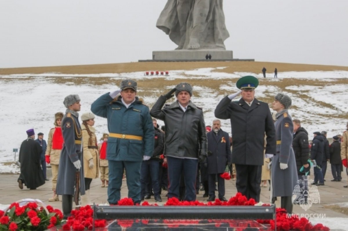    Волгоградские спасатели почтили память павших на Мамаевом кургане