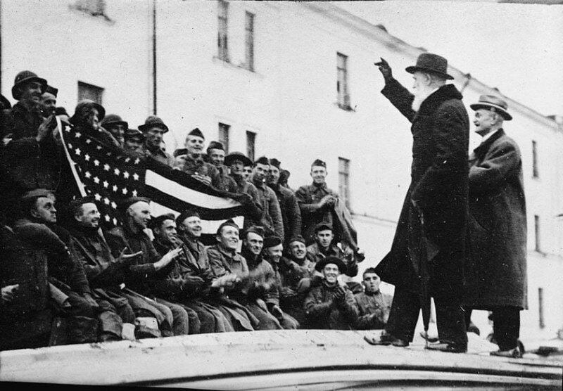 Исторические фотографии вполне могут заменить учебник истории, особенно, современный. На старых снимках можно своими глазами увидеть минувшее, ощутить невероятную атмосферу прошедших веков.-2