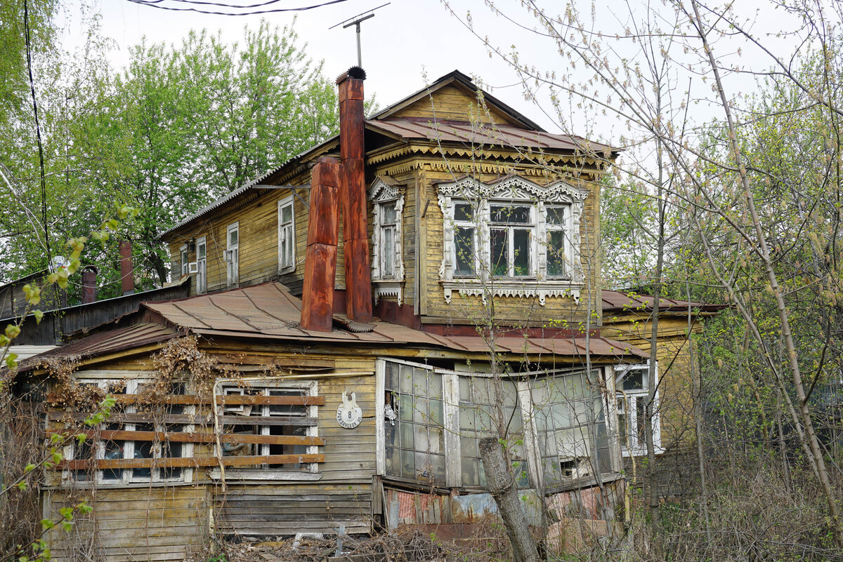 В поселке дачное нашли. Балашиха поселок Салтыковка. Усадьба заброшенная Салтыковка. Деревня Салтыковка Московская область. Заброшенный дом в Салтыковке.