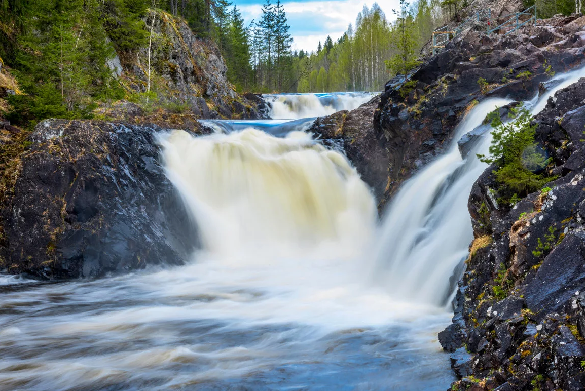 Водопад Кивач. Высота падения его воды достигает почти 11 метров.