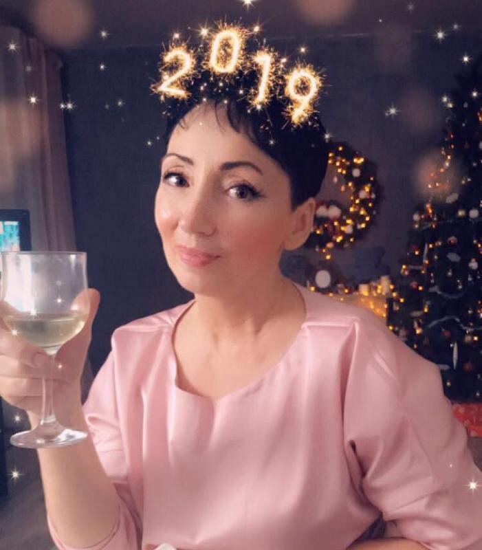 

       Доброго солнечного дня всем заглянувшим на мою страничку! Меня зовут Рина, я живу в Краснодаре, за окном солнышко, высокое голубое небо, цветы на клумбах, сирень и облака цветущих плодовых деревьев. Очень люблю это время года, когда воздух свежий, наполненный необыкновенными ароматами и ещё нет жары) Это мой первая заметка на Дзен. Впрочем, не только на Дзен) Это мой первый опыт написания заметки в интернете. Я буду писать о жизни после 50... впрочем, это понятно из названия канала. О буднях и отдыхе, работе и хобби,  об отношениях между поколениями и даже об отношениях между мужчиной и женщиной. Да, после 50 личная жизнь есть!) В любом возрасте есть свои минусы и плюсы. Чего больше, мы выбираем сами. Чаще всего этот выбор мы совершаем неосознанно. К сожалению. Но, я буду писать о позитивном отношении к паспортному возрасту. Ведь мы же знаем, что на самом деле нам гораздо меньше))) А цифры в паспорте это... для отвода глаз, что бы быстрее на пенсию выйти и расслабиться) Шутка... в связи с пенсионной реформой не смешная... Но мы всё равно улыбаемся и живём счастливо) Поверьте, у меня были сложные времена, очень сложные. И я знаю, что в любом случае нельзя опускать руки и отчаиваться. И посему... Улыбайтесь, господа. Улыбайтесь! 
