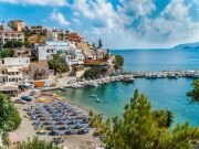 Вы хотите отдохнуть в красивом месте летом, где яркие солнечные лучи и прозрачная вода и есть возможность посетить интересные достопримечательности – прекрасным выбором будет остров Крит. Просмотрите и другие курорты Греции, такие как остров Родос, Миконос и столицу Афины. В Афинах можно прекрасно провести время, а также устроить хороший шопинг, лучший в Европе, с ним могут сравниться только шопинг в Риме или Милане.