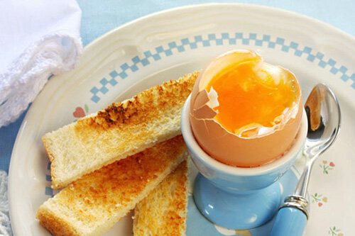 В данной статье собраны способы приготовления яиц от всем известных до экзотический, которые вы никогда не пробовали.  1 способ: сварить вкрутую (после закипания 8 минут на медленном огне).-2