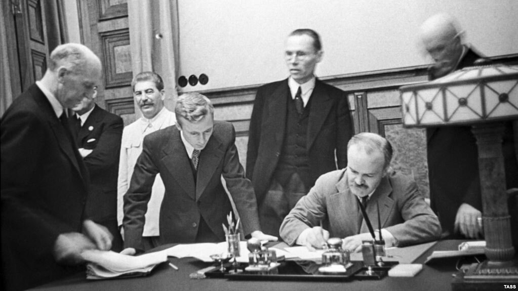 Молотов подписывает договор о ненападении. 23 августа 1939 года. Фото из открытых источников