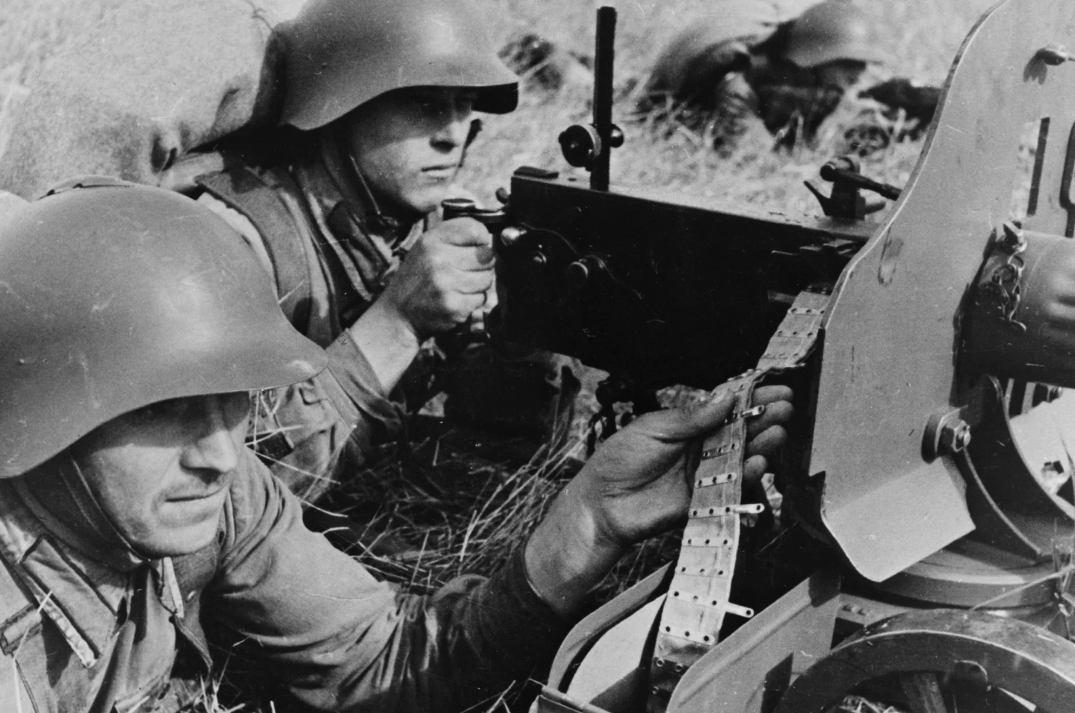 Боевая сорока. Пулеметчик РККА 1941. Солдаты РККА В касках СШ 40.