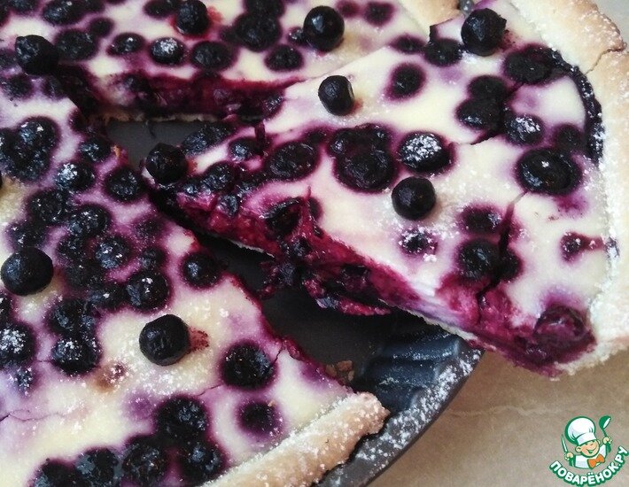 Вкусный, ароматный пирог с ягодами, да всё это в сметанной заливке... ммм... объедение) Использовала песочное тесто, но без сливочного масла, его не нужно выдерживать в холодильнике. Такое тесто называется pasta frolla и готовится на основе муки, масла (растительное, оливковое), сахара и яиц.