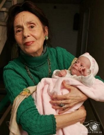 Родить в 67. А есть ли предел? Адриана Илиеску и её дочь Элиза (Фото из открытых источников)
