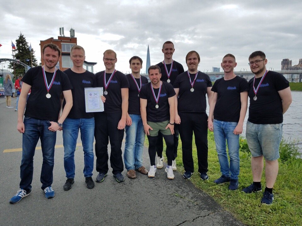 Фото 1 - участники парусной регаты Научно Производственного Объединения Аврора в брендированных футболках