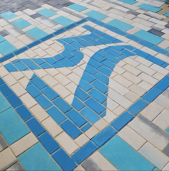 
 Логотип у здания стоматологического центра в г. Орле из тротуарной плитки ARTSTEIN 