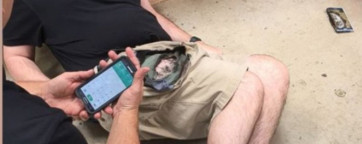 Последствия взрыва аккумулятора в кармане пользователя. (фото из сети Интернет)