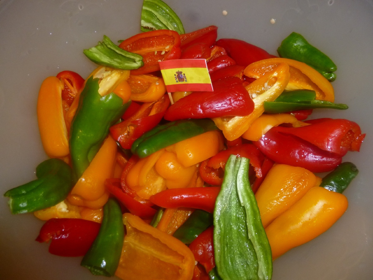 Можно использовать овощ одного цвета, но из разноцветных перцев закуска получится намного ярче и прикольнее