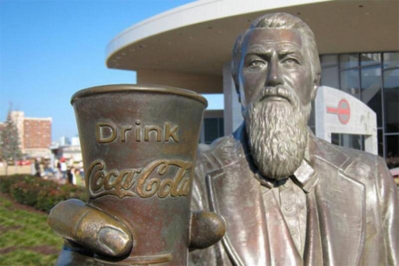 Памятник Джону Пембертону.