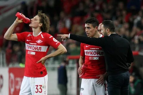 Эпизод матча "Спартак" - "Рубин", Тедеско дает указание игрокам.