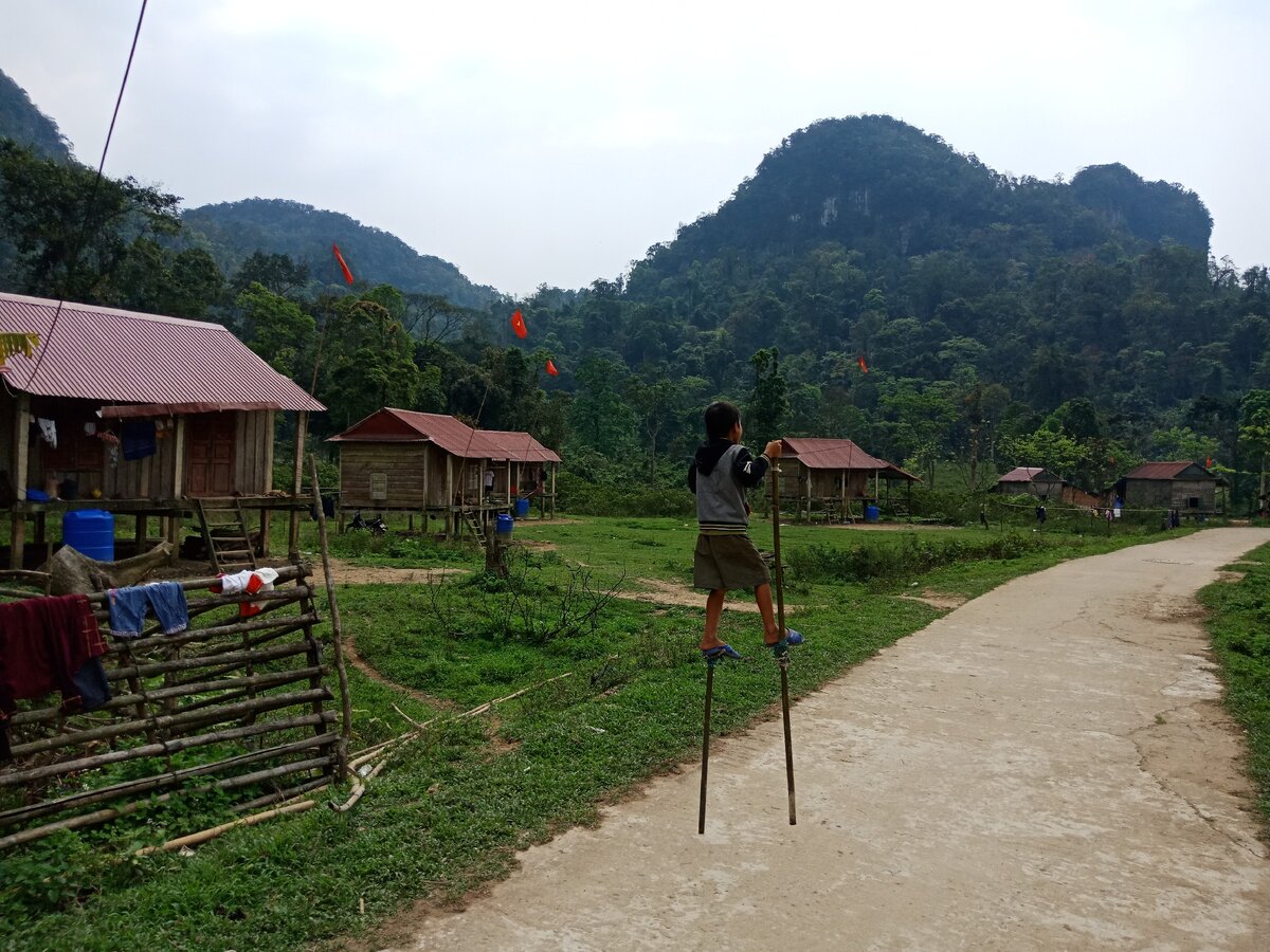 Типичное развлечение детей в деревне - гуляние на ходулях