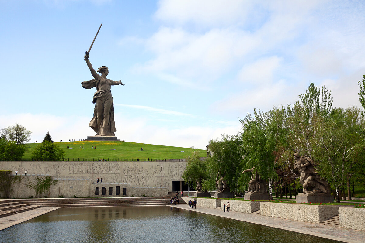 Волгоградская область столица. Волгоград набережная Мамаев Курган. Волгоград достопримечательности Сталинградской битвы. Площадь героев на Мамаевом Кургане. Волгоград достопримечательности Мамаев Курган памятник.