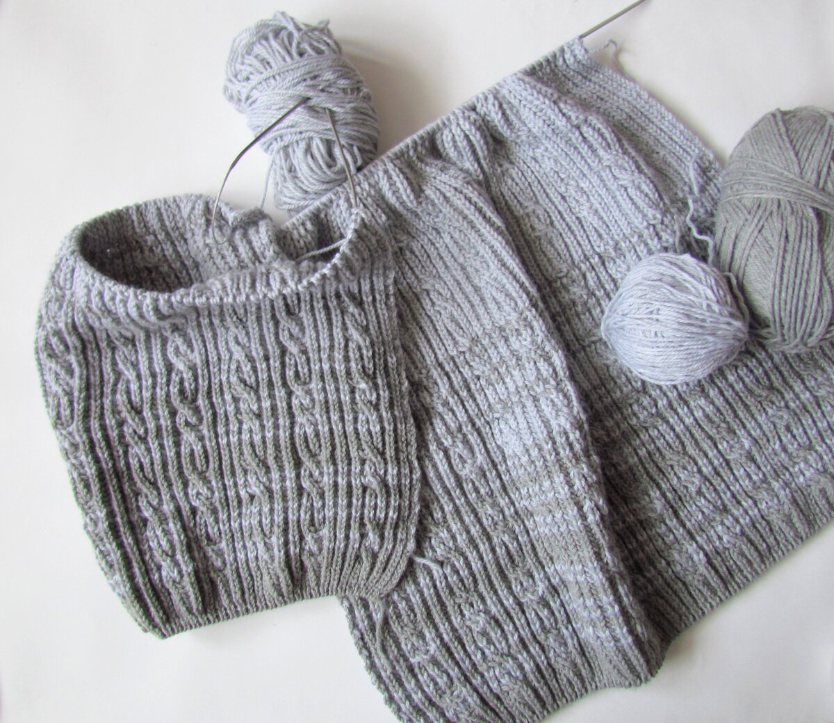 Так получилось, что вязала сразу и перед, и спинку. Перед дома забыла, когда в дорогу собиралась, поэтому начала в поезде спинку. Хорошо, что голову не забыла, как любила говорить моя учительница по физике. :D