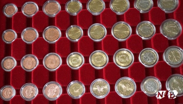 коллекция монет в капсулах