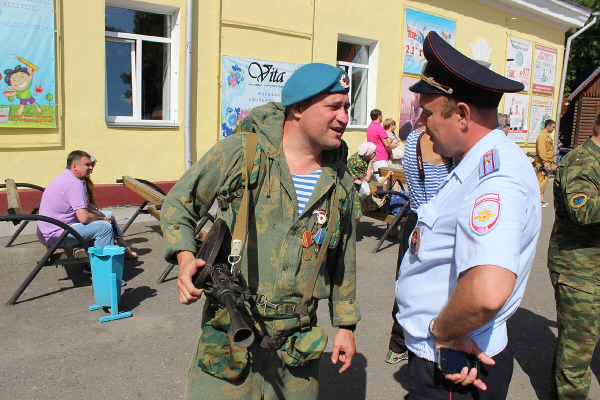 На авторском фото: День ВДВ в Новосибирске. Гвардия и медали бойца не на той стороне груди. Фото в теме из-за берета и тельняшки.. 