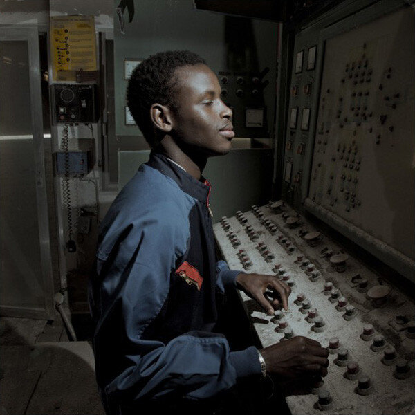 Эдвард Макука Нколозо у пульта управления.