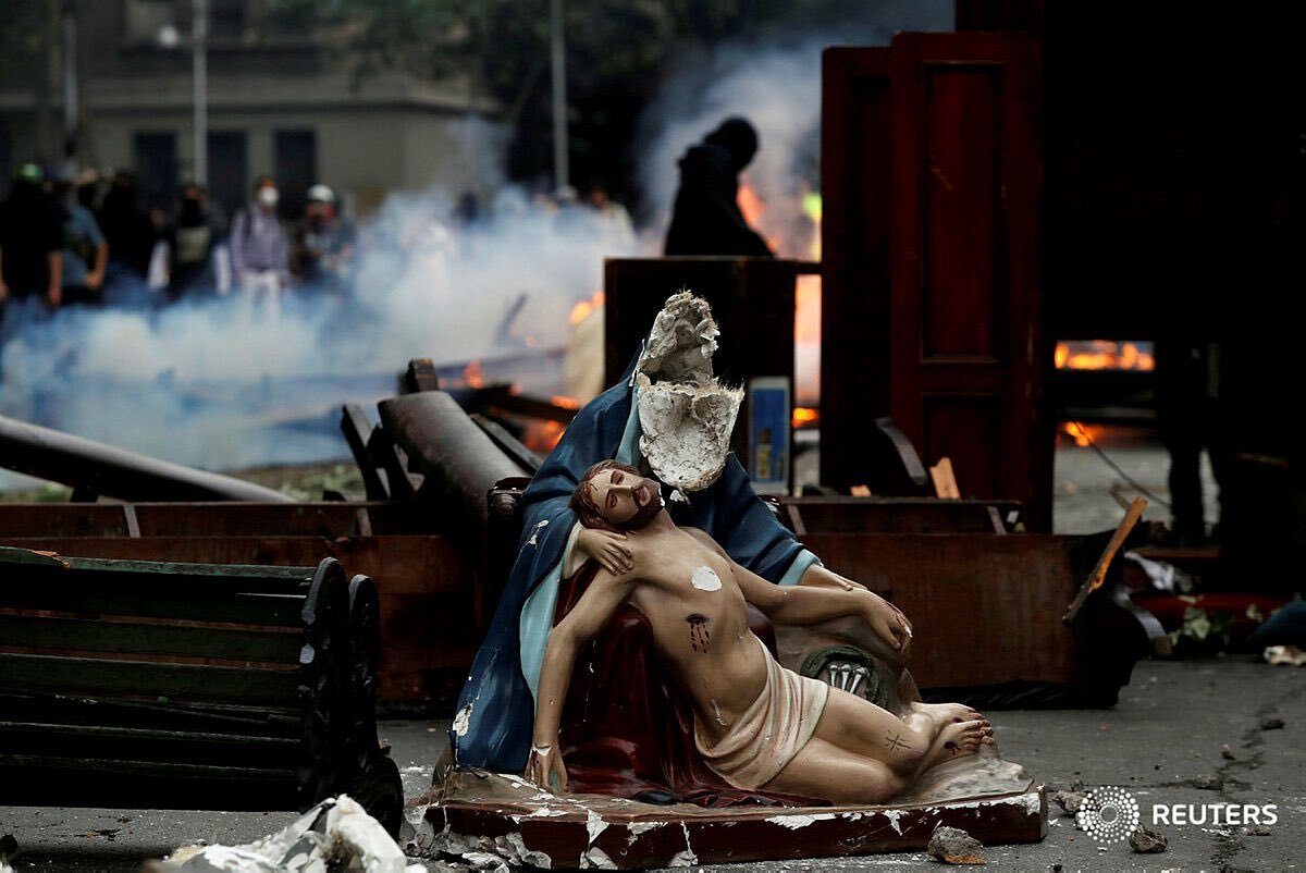 Фото: Reuters. Надругательство над памятниками. 