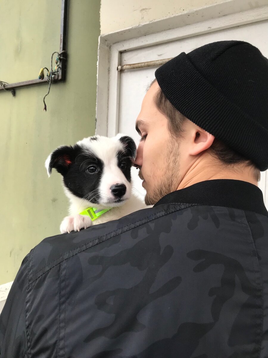 На руках выходим, так как по началу страшно)