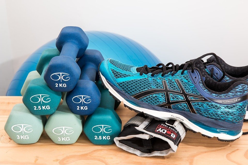 https://pixabay.com/photos/dumbbells-training-fitness-gym-2465478/