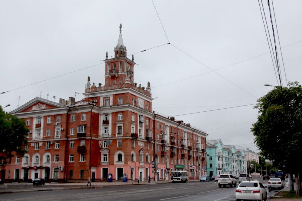 Объявления города комсомольска. Комсомольск на Амуре архитектура. Дом со шпилем Комсомольск на Амуре. Г Комсомольск-на-Амуре Хабаровский край. Исторический центр Комсомольска на Амуре.