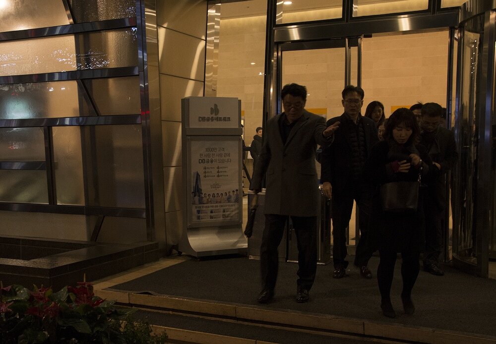 Эти странные корейцы: почему люди в Корее часто выходят из подъездов с протянутой рукой?