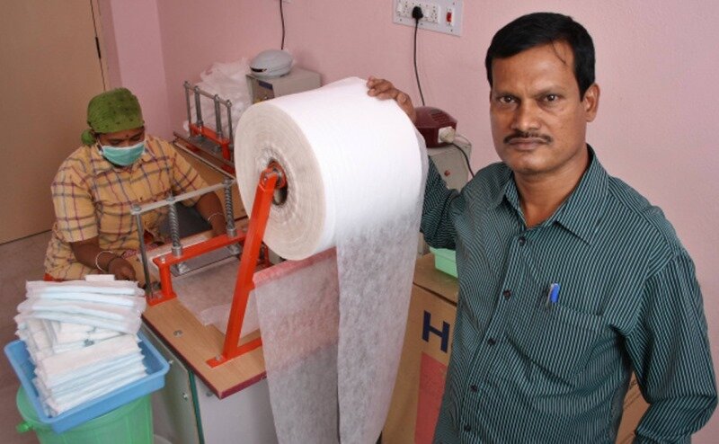 Аруначаламе Муруганантаме вместе со своим гениальным станком по производству дешевых гигиенических прокладок