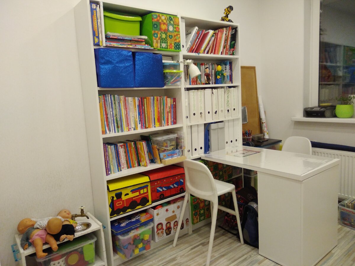 Внизу стоят те самые игрушки, от которых хотел избавится муж. Но там такие милые штучки, что я не могу