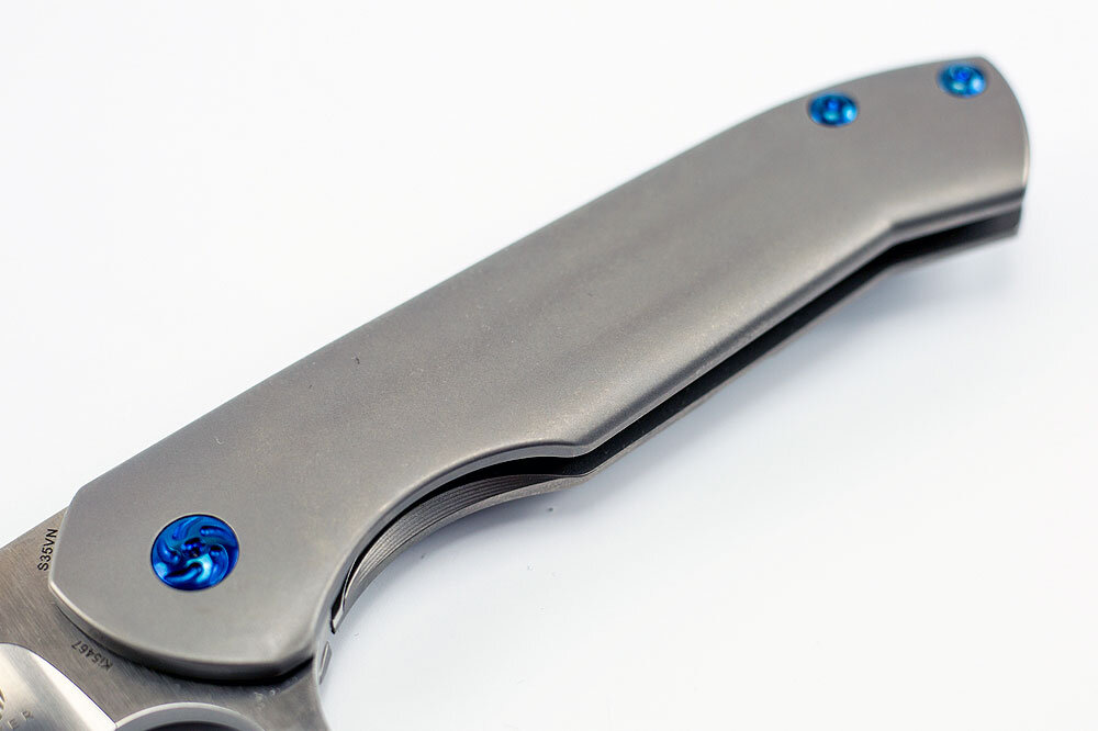 Титановыми накладками на рукоятях складных ножей сейчас никого не удивишь — надежно, красиво и легко (по весу).