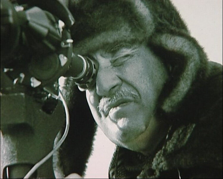 Михаил Калатозов за работой. Материал взят с ресурса Яндекс Картинки