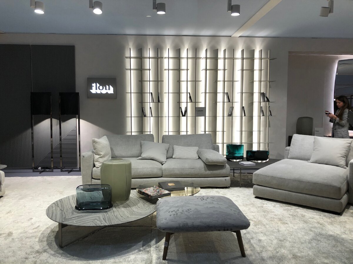 Фото из личного архива. Стильная гостинная в не бросских серых тонах.