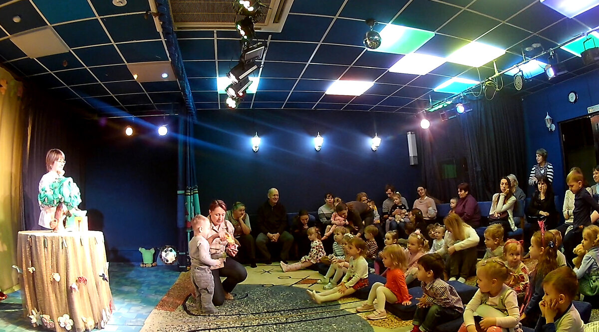 Сцена из спектакля "Про Крошку  Енота" в театре "Арлекин"